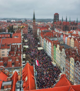 Polonya 'daki bağımsızlık günü kutlamaları sırasında 11 Kasım' da Gdansk 'taki ana kasabanın hava manzarası.