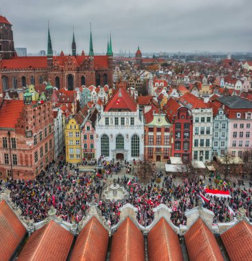 Polonya 'daki bağımsızlık günü kutlamaları sırasında 11 Kasım' da Gdansk 'taki ana kasabanın hava manzarası.