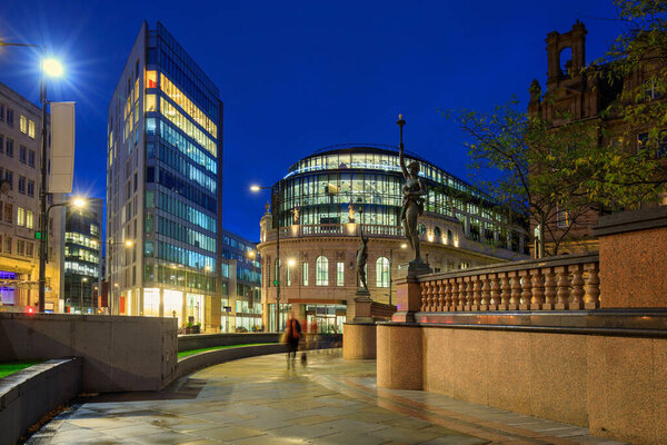 Архитектура центра города в Лидсе ночью, Великобритания.