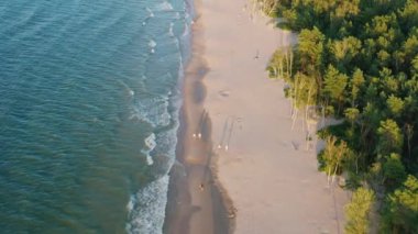 Gorki Zachodnie 'deki Baltık Denizi plajı, gün batımında, Gdansk. Polonya