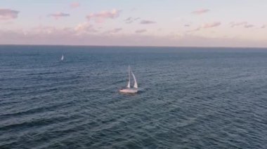 Gorki Zachodnie 'deki Baltık Denizi plajı, gün batımında, Gdansk. Polonya