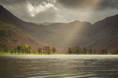 Lake District Ulusal Parkı 'ndaki Buttermere gölünde güzel bir sonbahar. İngiltere, İngiltere