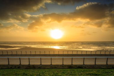 Gün batımında Blackpool sahilinin güzel manzarası. Birleşik Krallık