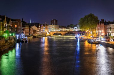 Geceleri Ouse Nehri üzerindeki York şehri. Birleşik Krallık