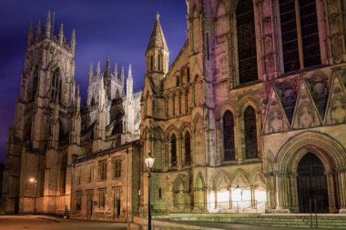 Geceleyin York Minster Katedrali 'nin güzel mimarisi, York, İngiltere, İngiltere.