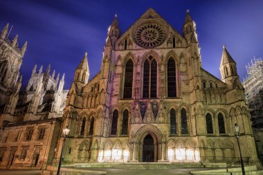 Geceleyin York Minster Katedrali 'nin güzel mimarisi, York, İngiltere, İngiltere.