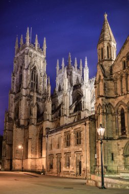Geceleyin York Minster Katedrali 'nin güzel mimarisi, York, İngiltere, İngiltere.