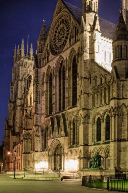 Geceleyin York Minster Katedrali 'nin güzel mimarisi, York, İngiltere, İngiltere.