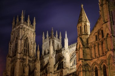 Geceleyin York Minster Katedrali 'nin güzel mimarisi, York, İngiltere, İngiltere.
