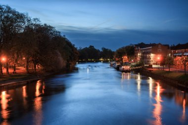Geceleri Ouse Nehri üzerindeki York şehri. Birleşik Krallık
