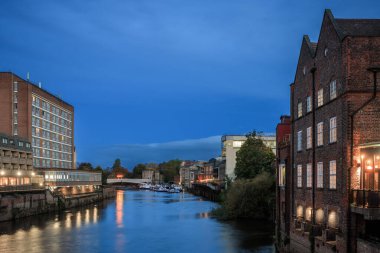 Geceleri Ouse Nehri üzerindeki York şehri. Birleşik Krallık