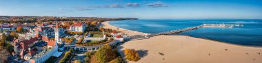 Sonbaharda Baltık Denizi kıyısındaki Sopot şehri Panoraması, Polonya