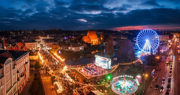 Bydgoszcz şehrinde alacakaranlıkta güzel bir Noel pazarı. Polonya