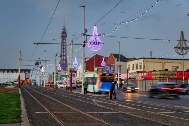 Blackpool, İngiltere - 20 Ekim 2024: Alacakaranlıkta turistik merkezli Blackpool Caddesi.