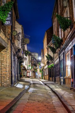 York, Birleşik Krallık - 20 Ekim 2024: Geceleyin Shambles - Avrupa 'nın en iyi korunan ortaçağ alışveriş caddelerinden biri, York. İngiltere