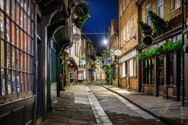 York, Birleşik Krallık - 20 Ekim 2024: Geceleyin Shambles - Avrupa 'nın en iyi korunan ortaçağ alışveriş caddelerinden biri, York. İngiltere