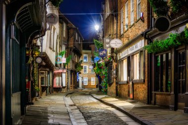 York, Birleşik Krallık - 20 Ekim 2024: Geceleyin Shambles - Avrupa 'nın en iyi korunan ortaçağ alışveriş caddelerinden biri, York. İngiltere