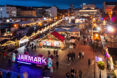 Gdansk, Polonya - 22 Kasım 2024: Ana Şehir Gdansk 'ta Noel pazarı (Jarmark). Polonya