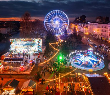 Bydgoszcz, Polonya - 30 Kasım 2024: İnsanlar akşam karanlığında Bydgoszcz şehrinde Noel pazarında. Polonya
