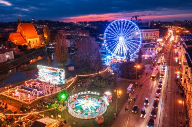 Bydgoszcz, Polonya - 30 Kasım 2024: İnsanlar akşam karanlığında Bydgoszcz şehrinde Noel pazarında. Polonya