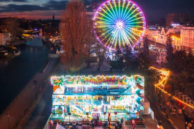Bydgoszcz, Polonya - 30 Kasım 2024: İnsanlar akşam karanlığında Bydgoszcz şehrinde Noel pazarında. Polonya