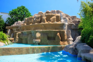 Tekirova, Türkiye - 11 Temmuz 2024: Tekirova, Antalya Eyaleti 'ndeki Club Hotel Phaselis Rose' un güzel havuz alanı. Türkiye