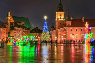 Warszawa, Polonya - 27 Ocak 2024: Polonya, Varşova sokaklarında Noel ışığı süslemeleri.