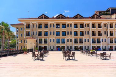 Tekirova, Türkiye - 11 Temmuz 2024: Tekirova, Kemer 'deki Club Phaselis Rose otelinin güzel mimarisi. Türkiye