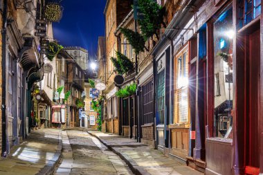 York, Birleşik Krallık - 20 Ekim 2024: Geceleyin Shambles - Avrupa 'nın en iyi korunan ortaçağ alışveriş caddelerinden biri, York. İngiltere