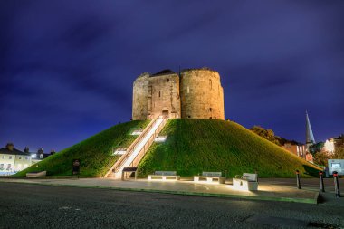 York, Birleşik Krallık - 21 Ekim 2024: Şafak vakti Cliffords Kulesi olarak bilinen York Şatosu, İngiltere.