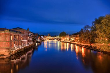 York, Birleşik Krallık - 21 Ekim 2024: Ouse Nehri üzerindeki York şehri. Birleşik Krallık