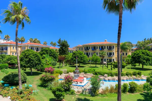 Tekirova, Türkiye - 11 Temmuz 2024: Tekirova, Kemer 'deki Club Phaselis Rose otelinin güzel yeşil bahçeleri. Türkiye