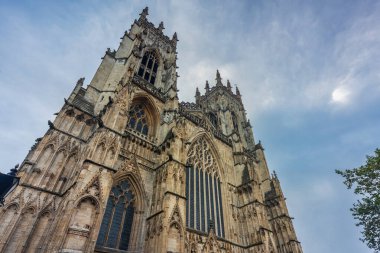 Bulutlu bir günde York Minster Katedrali 'nin güzel mimarisi, York, İngiltere, İngiltere.