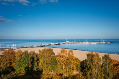 Sonbaharda Baltık Denizi kıyısındaki Sopot kentinin hava manzarası, Polonya