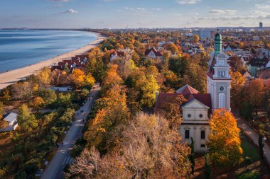 Sonbaharda Baltık Denizi kıyısındaki Sopot kentinin hava manzarası, Polonya