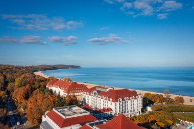 Sonbaharda Baltık Denizi kıyısındaki Sopot kentinin hava manzarası, Polonya