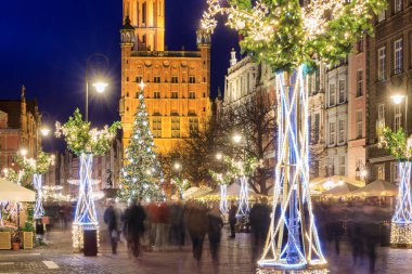 Eski Gdansk kasabasındaki güzel Noel ağacı, alacakaranlıkta. Polonya