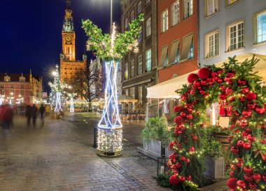Eski Gdansk kasabasındaki güzel Noel ağacı, alacakaranlıkta. Polonya