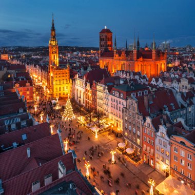 Eski Gdansk kasabasındaki güzel Noel ağacı, alacakaranlıkta. Polonya