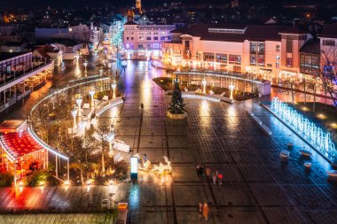 Kış alacakaranlığında Sopot şehrinin Noel manzarası. Polonya