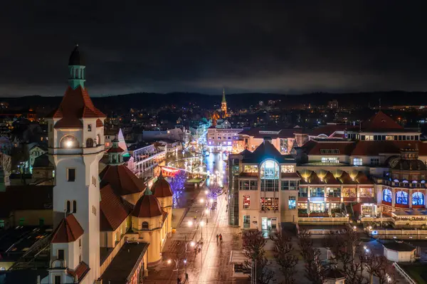 Kış alacakaranlığında Sopot şehrinin Noel manzarası. Polonya