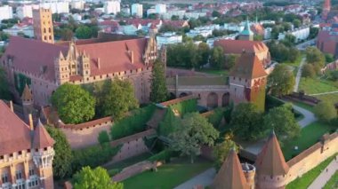 Töton Kalesi, Malbork 'ta Nogat nehrinin kenarında gün batımında..