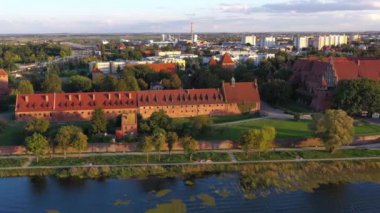 Töton Kalesi, Malbork 'ta Nogat nehrinin kenarında gün batımında..