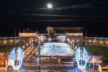 Kış alacakaranlığında Sopot şehrinin Noel manzarası. Polonya