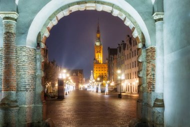 Polonya 'nın Gdansk kentindeki Yeşil Kapılı Noel ışıklarıyla Long Lane