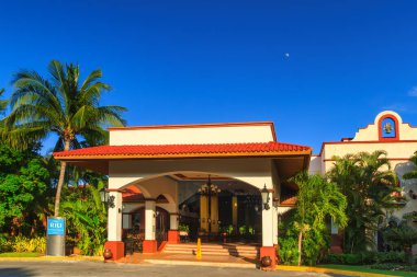 Playa del Carmen, Meksika - 11 Temmuz 2011: Playa del Carmen 'deki Riu Yucatan Oteli' nin güzel mimarisi. Meksika