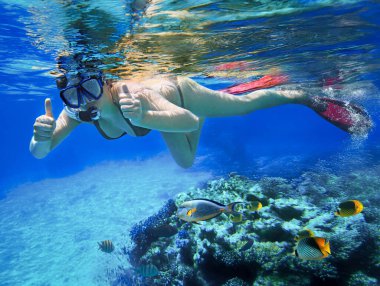 güzel bir kadın kırmızı Mısır deniz şnorkel