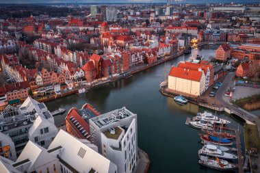 Gdansk 'taki Granary Adası, Motlawa nehri kıyısında kış alacakaranlığı, Polonya