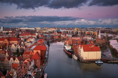 Gdansk 'ın ana kasabası, kış günbatımında. Polonya