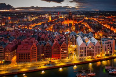 Gdansk 'taki Granary Adası, Motlawa nehri kıyısında kış alacakaranlığı, Polonya